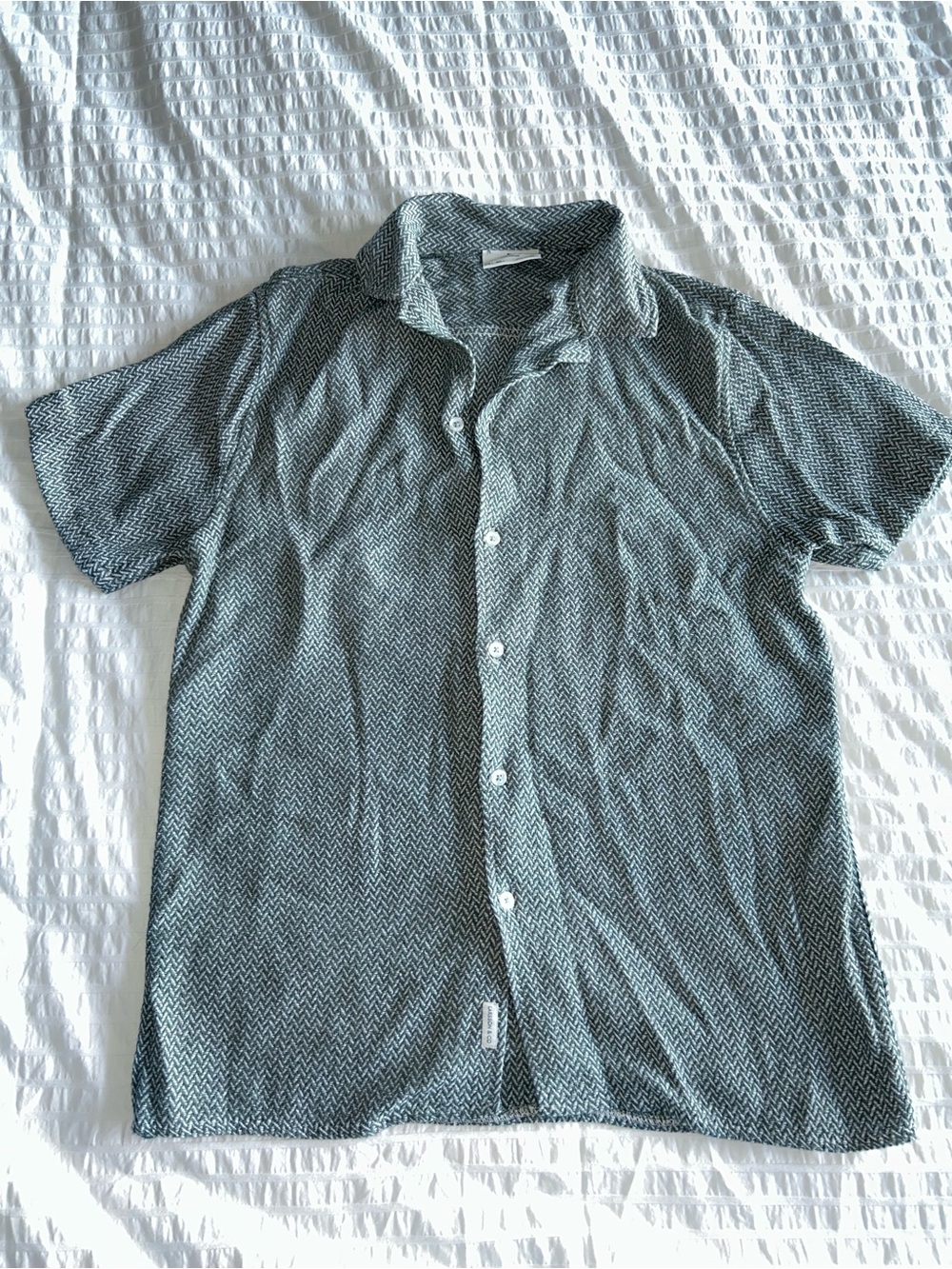 Casual Short-Sleeve Button-Down Shirt in Black and White Chevron